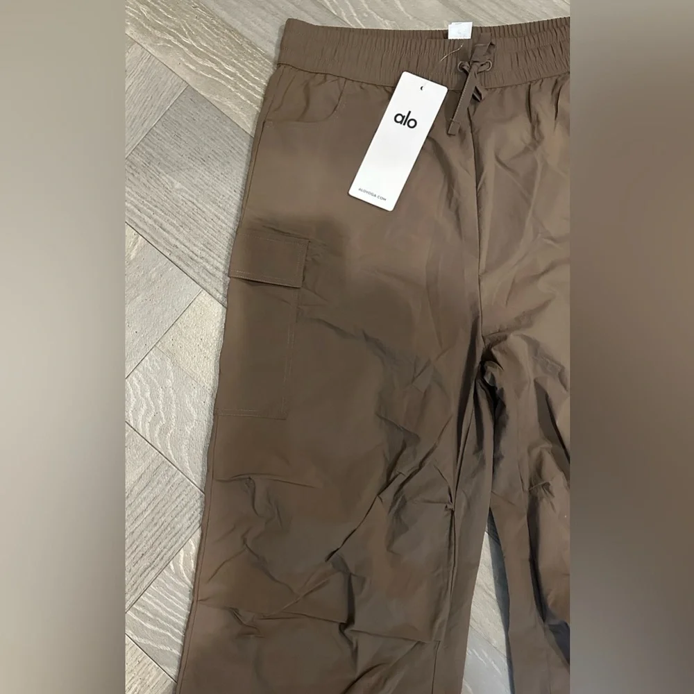 ALO Yoga Women Brown Windbreaker Cargo Pants - Picture 2 of 7
